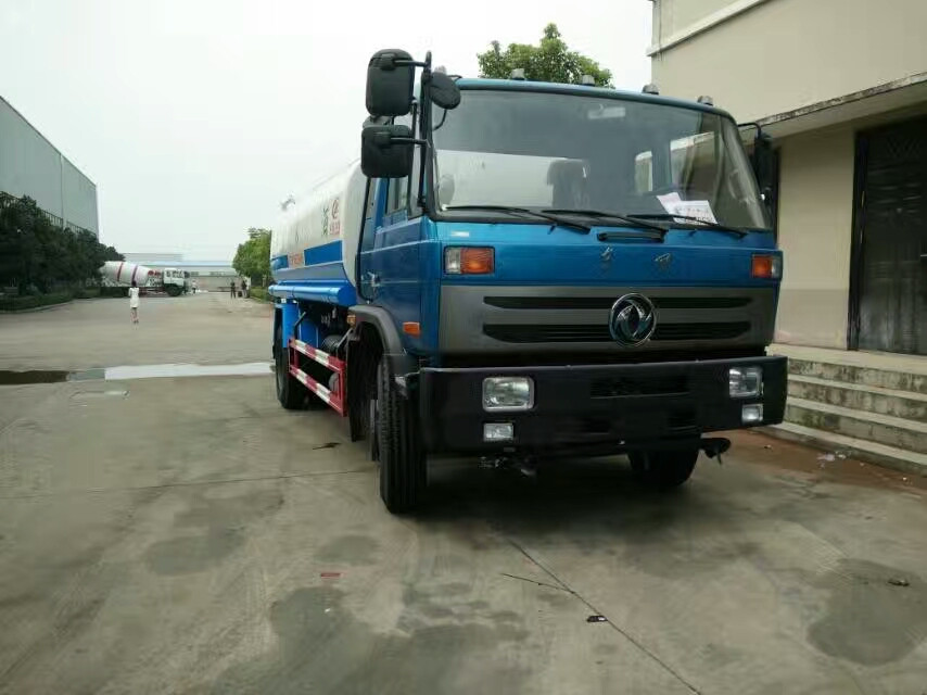 東風(fēng)老款15噸灑水車圖片 東風(fēng)老款15噸灑水車圖片