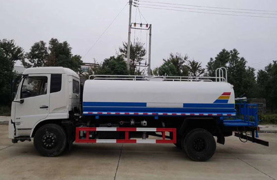 東風(fēng)灑水車 東風(fēng)灑水車