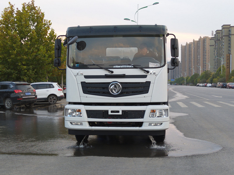 東風(fēng)T5灑水車帶霧炮 東風(fēng)T5灑水車帶霧炮