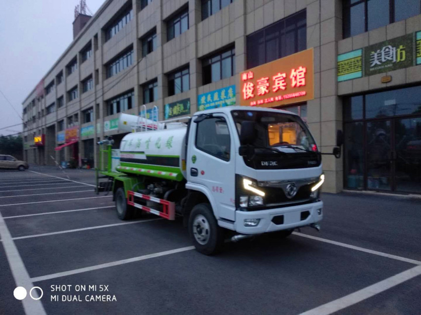 伴君長(zhǎng)興牌AAA5075GSSE6型灑水車 伴君長(zhǎng)興牌AAA5075GSSE6型灑水車