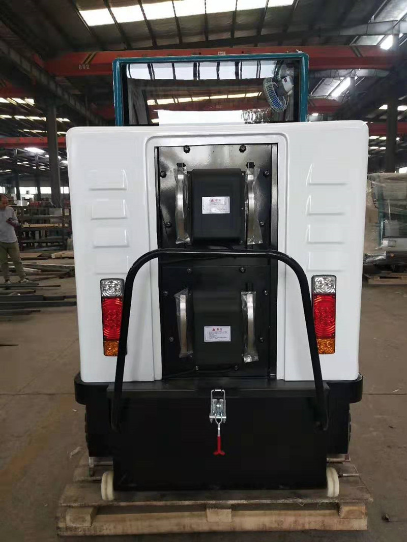 電動(dòng)掃路車 電動(dòng)掃路車