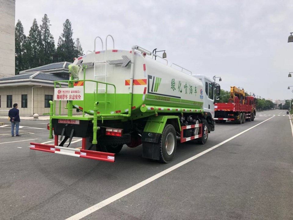 東風(fēng)145灑水車 東風(fēng)145灑水車