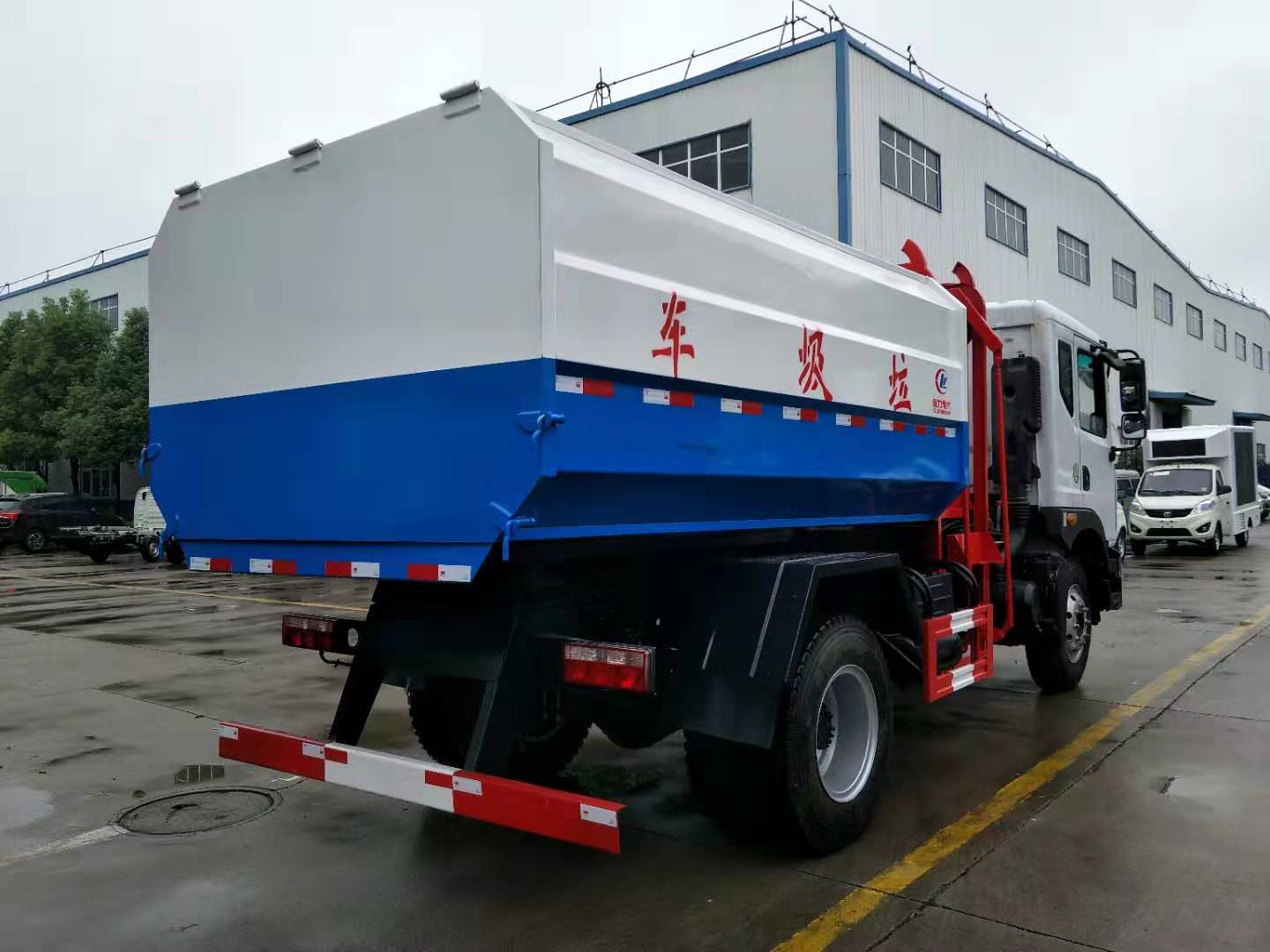 東風(fēng)D9掛桶式垃圾車(chē)