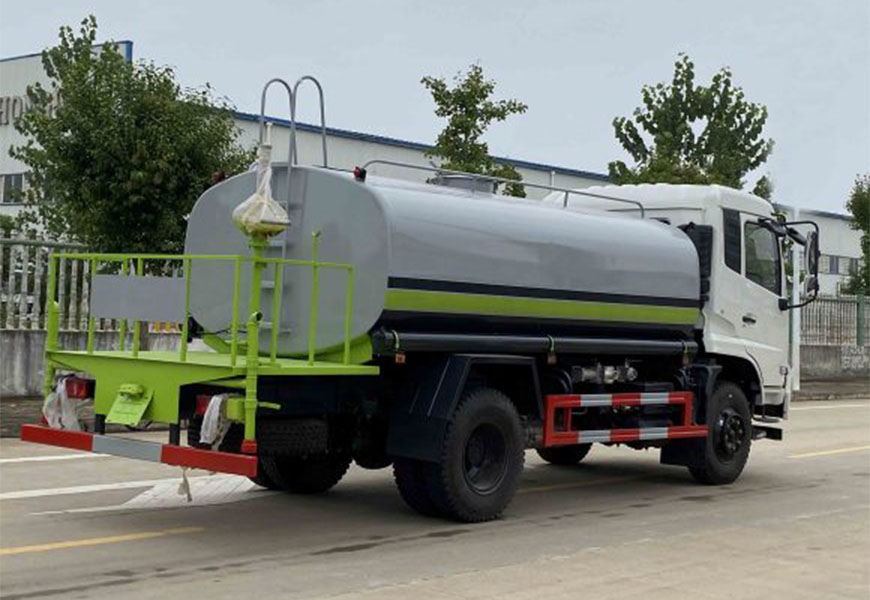 東風(fēng)專(zhuān)底D3V灑水車(chē)后方展示圖