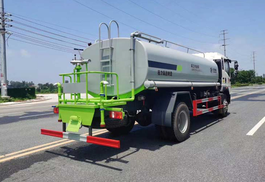 重汽豪沃14方灑水車后面圖